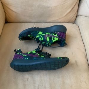 Nike Women’s Size 8 Roshe Run Green Camouflage